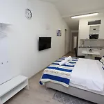 Idyllisches Studio-apartment Nur 600 Meter Zum Mit Parkplatz, Wifi, Klima Appartement *