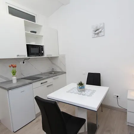 Idyllisches Studio-apartment Nur 600 Meter Zum Mit Parkplatz, Wifi, Klima Appartement