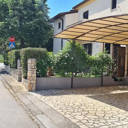 Idyllisches Studio-apartment Nur 600 Meter Zum Mit Parkplatz, Wifi, Klima Lägenhet