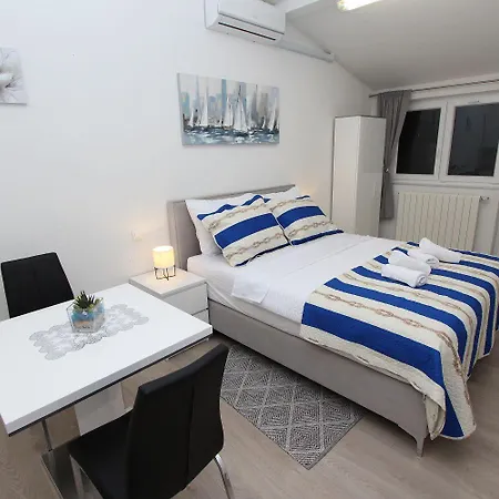 Appartement Idyllisches Studio-apartment Nur 600 Meter Zum Mit Parkplatz, Wifi, Klima