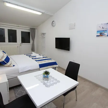 Lägenhet Idyllisches Studio-apartment Nur 600 Meter Zum Mit Parkplatz, Wifi, Klima *