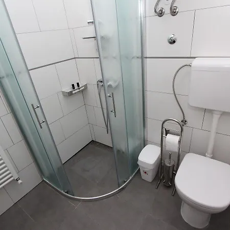 Idyllisches Studio-apartment Nur 600 Meter Zum Mit Parkplatz, Wifi, Klima Lägenhet *